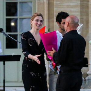 Julie Gayet a présenté le scénario de "Madame Wilde" lors d'une lecture musicale dans la cour du Musée Calvet à Avignon, le 18 juillet 2015, produite par France Culture. A la fin de la lecture, elle a reçu un bouquet de fleurs de la part d'Olivier Poivre d'Arvor (malgré qu'il ait été renvoyé de son poste de directeur de France Culture par le PDG de Radio France, Mathieu Gallet, également présent à la lecture).