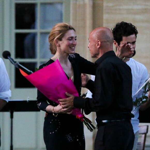 Julie Gayet a présenté le scénario de "Madame Wilde" lors d'une lecture musicale dans la cour du Musée Calvet à Avignon, le 18 juillet 2015, produite par France Culture. A la fin de la lecture, elle a reçu un bouquet de fleurs de la part d'Olivier Poivre d'Arvor (malgré qu'il ait été renvoyé de son poste de directeur de France Culture par le PDG de Radio France, Mathieu Gallet, également présent à la lecture).