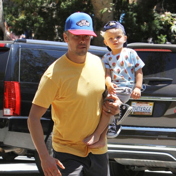 Josh Duhamel se promène avec son fils Axl dans un parc à Brentwood, le 17 juillet 2015 