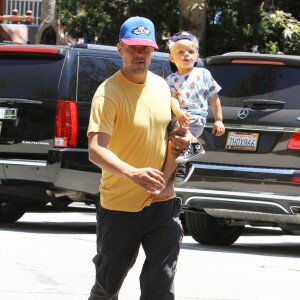 Josh Duhamel se promène avec son fils Axl dans un parc à Brentwood, le 17 juillet 2015  