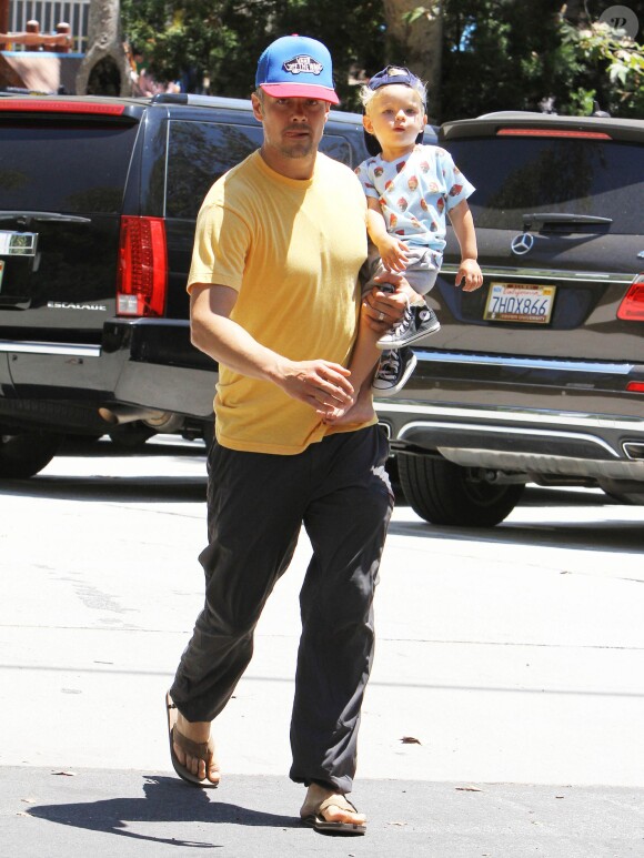 Josh Duhamel se promène avec son fils Axl dans un parc à Brentwood, le 17 juillet 2015  