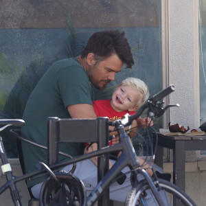 Exclusif - Prix spécial - Josh Duhamel part en vélo avec son fils Axl prendre son petit déjeuner à Los Angeles le 20 juin 2015  