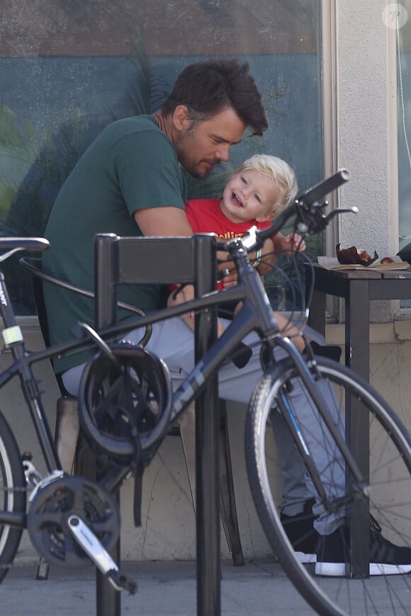 Exclusif - Prix spécial - Josh Duhamel part en vélo avec son fils Axl prendre son petit déjeuner à Los Angeles le 20 juin 2015  