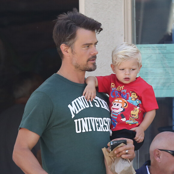 Exclusif - Prix spécial - Josh Duhamel part en vélo avec son fils Axl prendre son petit déjeuner à Los Angeles le 20 juin 2015 