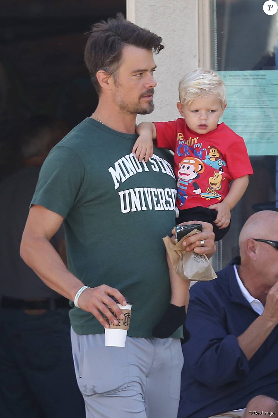 Exclusif Prix spécial Josh Duhamel part en vélo avec son fils Axl