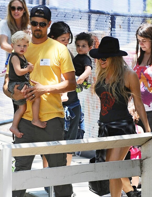 La chanteuse Fergie en famille avec son mari Josh Duhamel et leur fils Axl à Brentwood le 19 juin 2015  