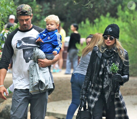Exclusif - Fergie, son mari Josh Duhamel et leur fils Axl à la sortie d'un parc à Los Angeles, le 14 juin 2015.  