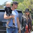  Josh Duhamel et Fergie emm&egrave;nent leur fils Axl jouer au parc &agrave; Santa Monica, le 24 mai 2015&nbsp;  