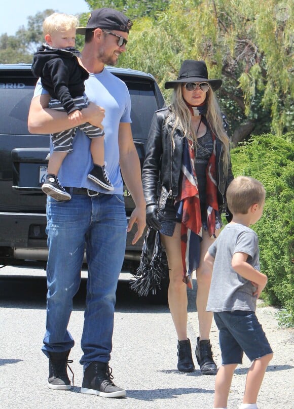 Josh Duhamel et Fergie emmènent leur fils Axl jouer au parc à Santa Monica, le 24 mai 2015  