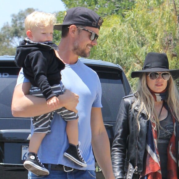 Josh Duhamel et Fergie emmènent leur fils Axl jouer au parc à Santa Monica, le 24 mai 2015  