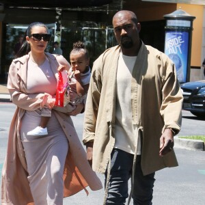 Semi-Exclusif - Kim Kardashian, enceinte, est allée au cinéma avec son mari Kanye West et sa fille North à Calabasas, le 11 juillet 2015  