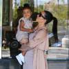 Semi-Exclusif - Kim Kardashian, enceinte, est allée au cinéma avec son mari Kanye West et sa fille North à Calabasas, le 11 juillet 2015 