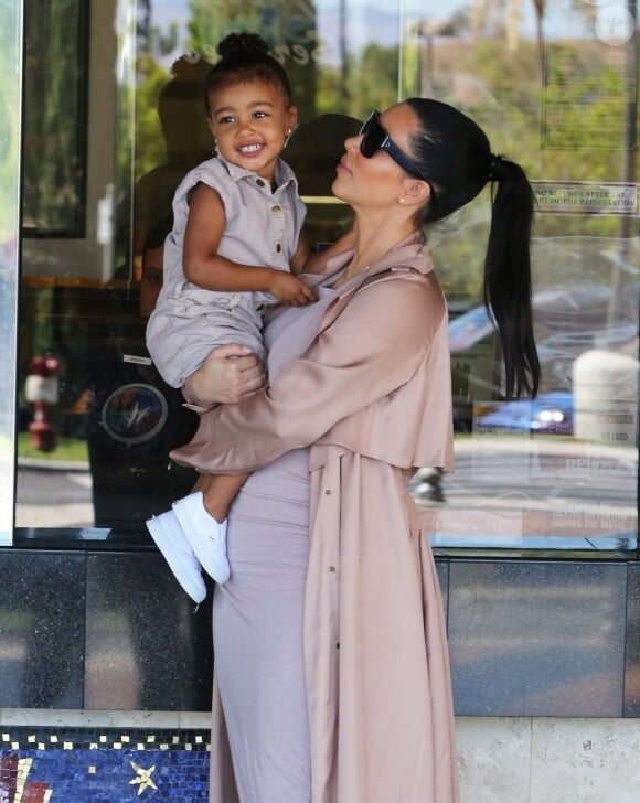 Semi-Exclusif - Kim Kardashian, enceinte, est allée au cinéma avec son mari Kanye West et sa fille North à Calabasas, le 11 juillet 2015 