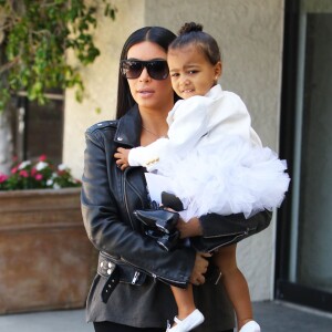 Kim et Kourtney Kardashian emmènent leurs filles North West et Penelope à leur cours de danse à Tarzana, le 28 mai 2015.  