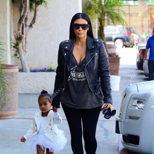 Kim et Kourtney Kardashian emmènent leurs filles North West et Penelope à leur cours de danse à Tarzana, le 28 mai 2015.  