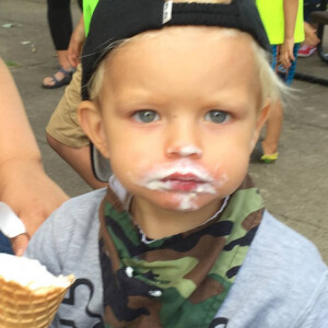 Axl le fils de Josh Duhamel le visage barbouillé de glace / juillet 2015