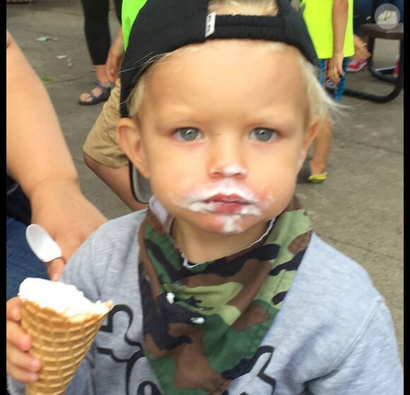 Axl le fils de Josh Duhamel le visage barbouillé de glace / juillet 2015