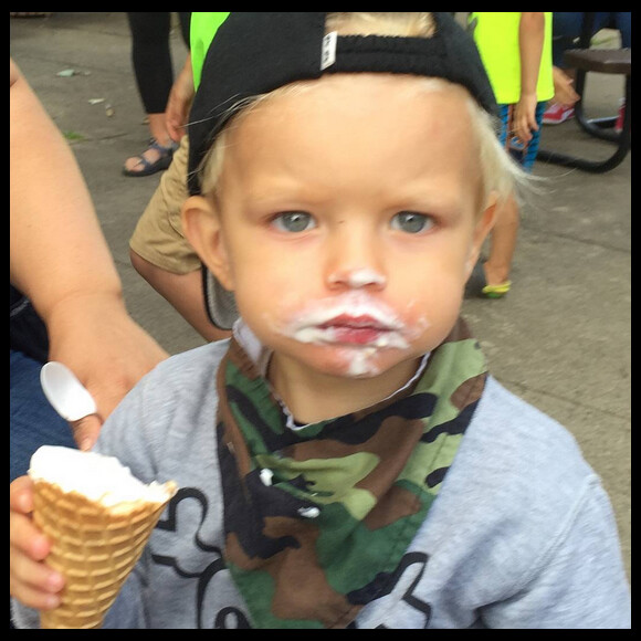 Axl le fils de Josh Duhamel le visage barbouillé de glace / juillet 2015