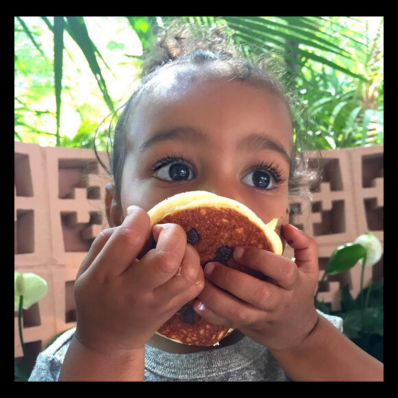 North West s'apprête à dévorer un gateau / juillet 2015