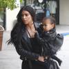 Kim Kardashian et sa fille North West - Kim Kardashian et sa soeur Kourtney emmènent leurs filles North West et Penelope au cours de danse à Tarzana le 21 mai 2015. 