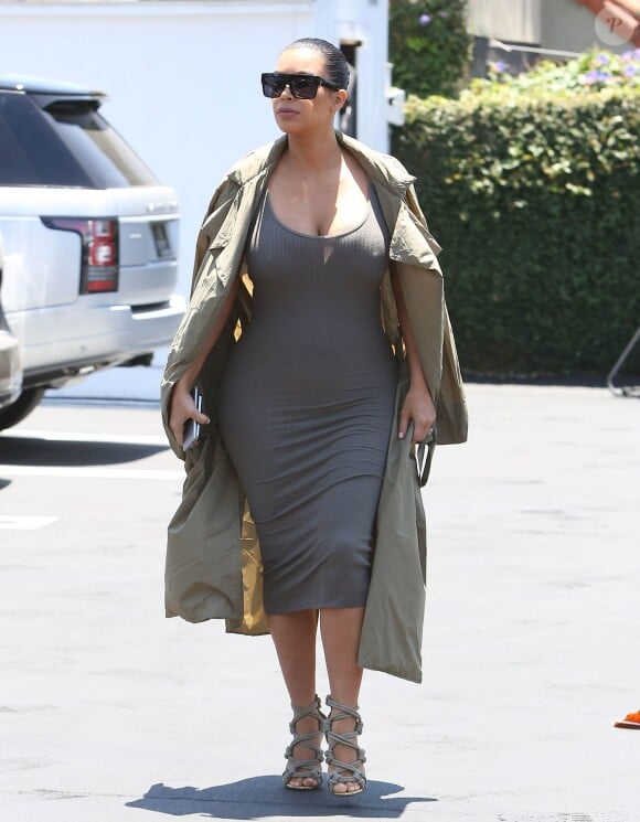 Kim Kardashian enceinte fait du shopping à West Hollywood, le 16 juillet 2015.  
