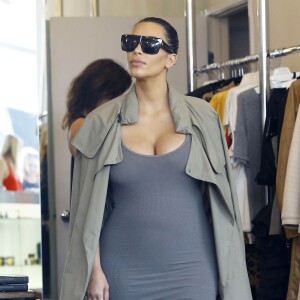 Kim Kardashian enceinte fait du shopping à West Hollywood, le 16 juillet 2015. 