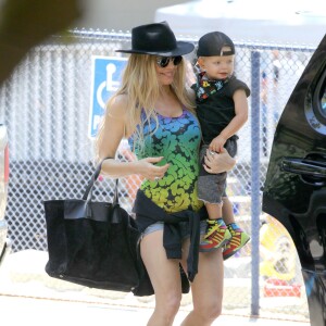 Fergie emmène son fils Axl jouer au parc à Brentwood, le 10 juillet 2015