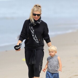 Exclusif - Fergie s'amuse avec son fils Axl sur la plage à Santa Monica, le 28 juin 2015.