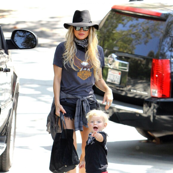 Fergie et son fils Axl quittent un parc à Brentwood le 26 juin 2015.