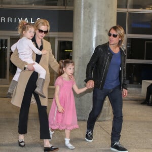 Nicole Kidman, son mari Keith Urban et leurs filles Sunday Rose et Faith arrivent à Los Angeles le 23 septembre 2014. 