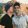Jesse Tyler Ferguson (Modern Family) et son mari Justin Mikita ont fêté leurs deux ans de mariage en Grèce, le 20 juillet 2015