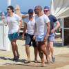 L'acteur Jesse Tyler Fergusson et son mari Justin Mikita en vacances à Mykonos le 17 juillet 2015.