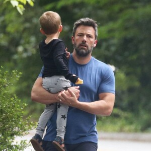 Ben Affleck se promène avec son fils Samuel Affleck à Atlanta, le 20 juillet 2015. Même après la confirmation du divorce, Ben Affleck continue à porter son alliance.