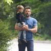 Ben Affleck se promène avec son fils Samuel Affleck à Atlanta, le 20 juillet 2015. Même après la confirmation du divorce, Ben Affleck continue à porter son alliance.