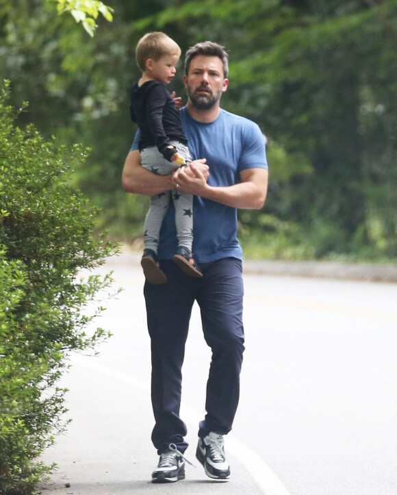 Ben Affleck se promène avec son fils Samuel Affleck à Atlanta, le 20 juillet 2015. Même après la confirmation du divorce, Ben Affleck continue à porter son alliance.