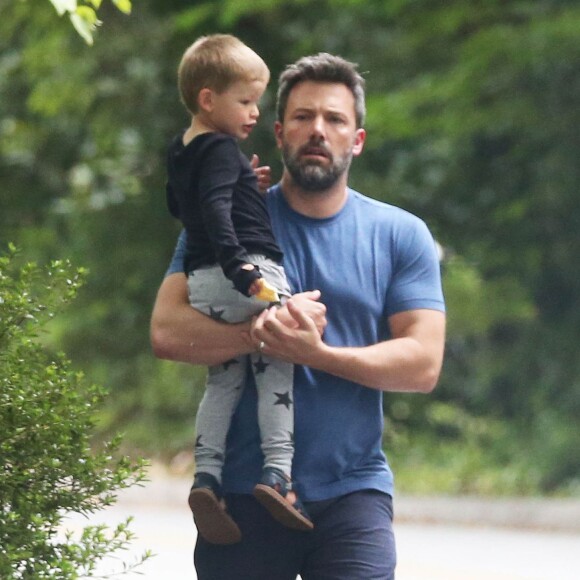 Ben Affleck se promène avec son fils Samuel Affleck à Atlanta, le 20 juillet 2015. Même après la confirmation du divorce, Ben Affleck continue à porter son alliance.
