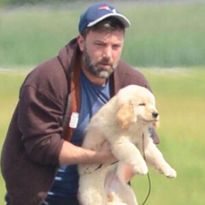 Ben Affleck arrive à Atlanta en jet privé avec un chiot golden retriever pour ses enfants le 20 juillet 2015. Si les trois petits Affleck-Garner sont à Atlanta, c'est parce que leur maman Jennifer est en tournage dans la ville américaine et leur maman a loué une maison pour cette période. Ben Affleck porte toujours son alliance !