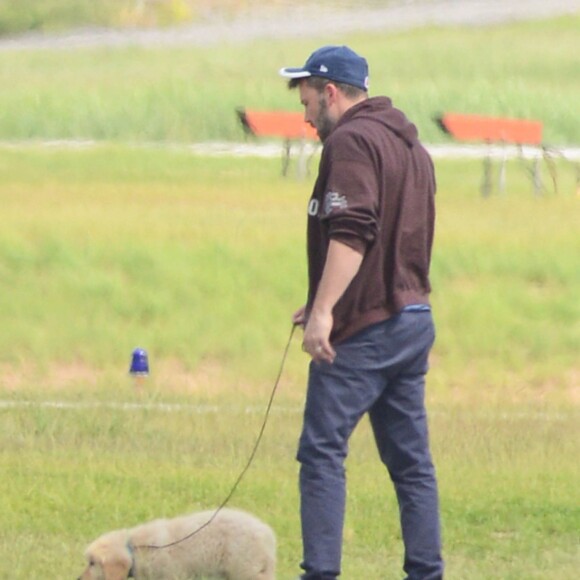 Ben Affleck arrive à Atlanta en jet privé avec un chiot golden retriever pour ses enfants le 20 juillet 2015. Si les trois petits Affleck-Garner sont à Atlanta, c'est parce que leur maman Jennifer est en tournage dans la ville américaine et leur maman a loué une maison pour cette période. Ben Affleck porte toujours son alliance !