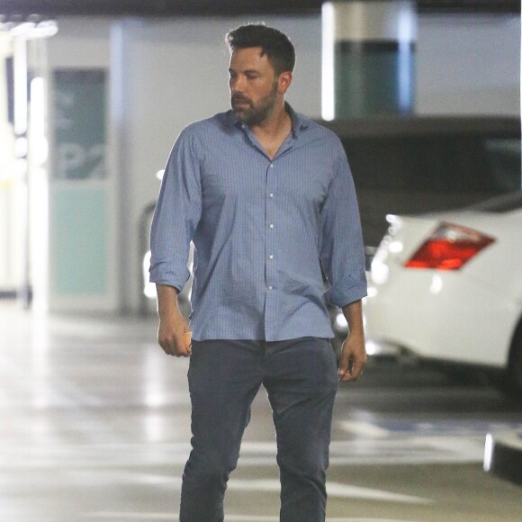 Ben Affleck, qui porte toujours son alliance, traverse un parking à Los Angeles, le 15 juillet 2015.