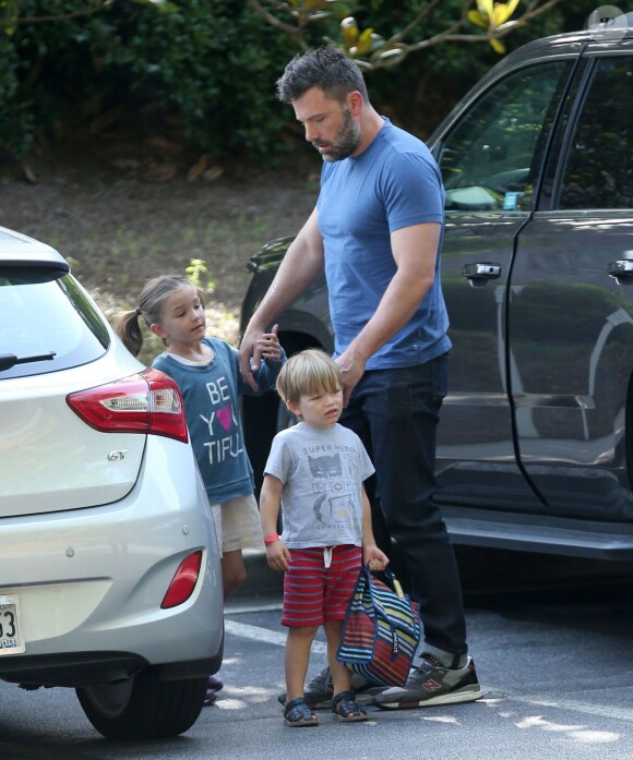 Semi-Exclusif - Après une mauvaise passe avec l'annonce de son divorce, Ben Affleck semble plus souriant en passant du temps avec ses enfants Seraphina et Samuel à Atlanta, le 10 juillet 2015.