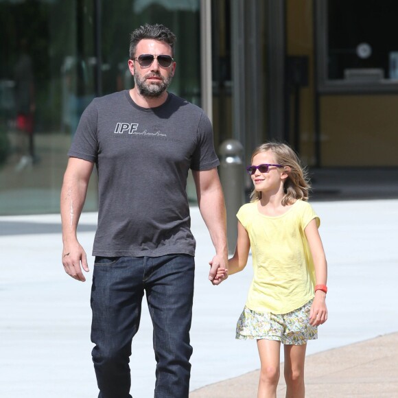 Semi-Exclusif - Ben Affleck se rend au "Atlanta Cyclorama & Civil War Museum" avec sa fille Violet à Atlanta, le 9 juillet 2015. L'acteur porte toujours son alliance, et semble en meilleure forme. Il vit actuellement dans la maison d'amis de la propriété louée par Jennifer Garner à Atlanta pour son tournage.