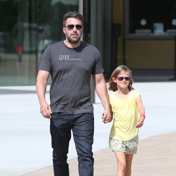 Semi-Exclusif - Ben Affleck se rend au "Atlanta Cyclorama & Civil War Museum" avec sa fille Violet à Atlanta, le 9 juillet 2015. L'acteur porte toujours son alliance, et semble en meilleure forme. Il vit actuellement dans la maison d'amis de la propriété louée par Jennifer Garner à Atlanta pour son tournage