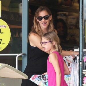 Jennifer Garner fait du shopping avec ses enfants Violet, Seraphina et Samuel dans un magasin animalier et de décoration à Atlanta, le 19 juillet 2015 