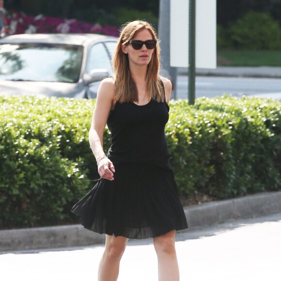 Jennifer Garner fait du shopping avec ses enfants Violet, Seraphina et Samuel dans un magasin animalier et de décoration à Atlanta, le 19 juillet 2015  