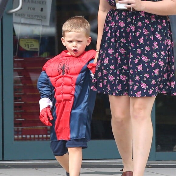 Jennifer Garner fait du shopping avec ses enfants Violet, Seraphina et Samuel dans un magasin animalier et de décoration à Atlanta, le 19 juillet 2015 