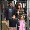 Ben Affleck et sa femme Jennifer Garner vont faire du shopping chez "Toy Crazy" avec leur fille Seraphina et une amie à Brentwood, le 10 juin 2015. 