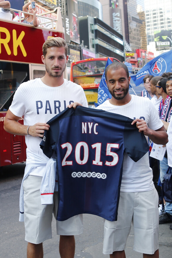 Lucas Moura et Kevin Trapp rencontraient des membres des fans club de New York et de Montréal, sur Times Square à New York le 22 juillet 2015