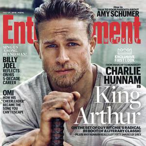 Charlie Hunnam en couverture d'Entertainment Weekly pour King Arthur.