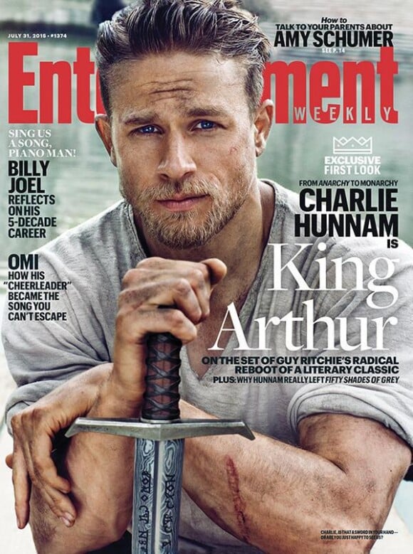 Charlie Hunnam en couverture d'Entertainment Weekly pour King Arthur.