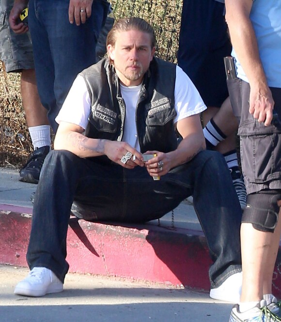 L'acteur Charlie Hunnam tourne une scène pour la série "Sons of Anarchy" à Los Angeles le 6 octobre 2014.